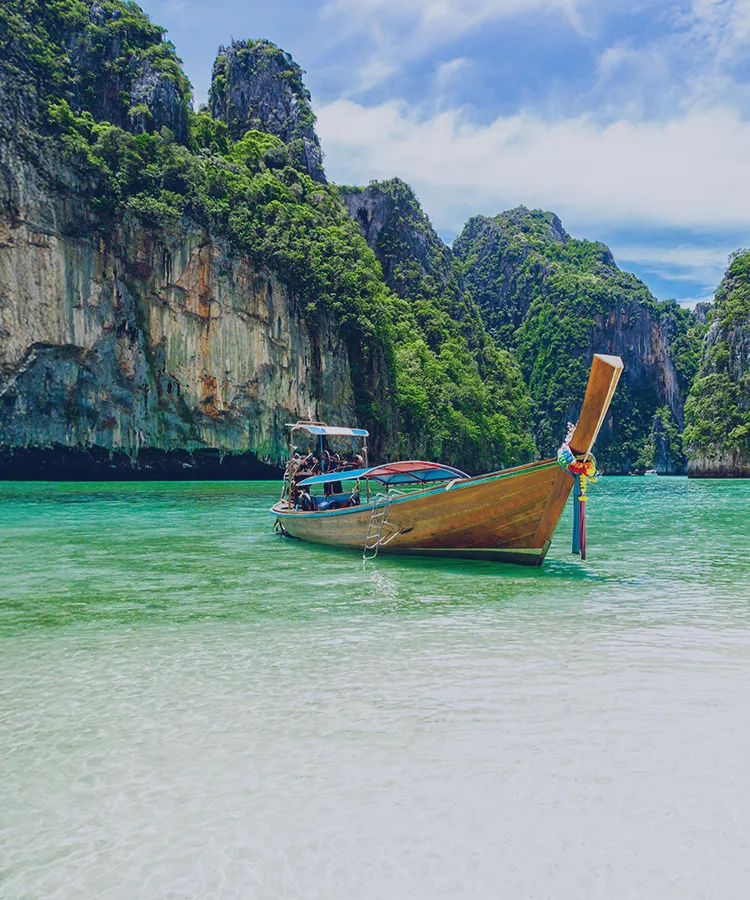 タイのプーケットは、美しいビーチが魅力の大人気のリゾート。日本語対応のオプショナルツアーも豊富で、ピピ島やコーラル島など日帰りで行く現地ツアーも充実！
プーケットの観光といえば、ターコイズブルーの海に浮かぶピピ島がおすすめ。映画のロケ地として有名で、シュノーケリングやクルージングツアーが大人気！
動物好きなら、トラと触れ合い一緒に記念撮影ができるタイガーキングダムに、象乗り体験（エレファント・トレッキング）や象との水遊び体験もおすすめ。
スピードボートで手軽に行けるコーラル島では、半日ツアーでも白砂ビーチと透明度の高い海で、リンアクティビティが楽しめます。
プーケットタウンでは、カラフルなコロニアル建築やカフェ、マーケットを散策できる街歩きツアー、そして夕暮れにはプロムテープ岬からアンダマン海に沈む絶景サンセットも見逃せません。日本語ガイド付き貸切ツアーや専用車チャーターも選べて、行き先のアレンジも自由。プーケットの現地ツアーを予約して、観光を楽しもう！