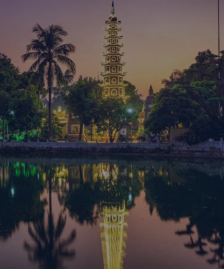 ベトナムの首都ハノイは、歴史ある旧市街の観光から、世界遺産ハロン湾クルーズや古都ホアルー観光まで見どころ満載の都市。
ハノイ発の日帰りツアーでは、世界遺産の絶景ハロン湾クルーズが定番！奇岩が連なる幻想的な海を進み、鍾乳洞の探検や新鮮なシーフードランチも堪能できます。自然豊かな川下りが楽しめるチャンアンや、歴史感じる古都ホアルーを巡るツアーも人気上昇中。
市内観光では、線路すれすれにカフェが並ぶトレインストリートで、列車通過のスリルとローカルな雰囲気を体験。夜には、タンロン水上人形劇で伝統芸能を鑑賞するのもおすすめです。旧市街では屋台グルメのフォーやブンチャーなどベトナムならではの料理も味わえます。
日本語ガイド付きの貸切ツアーや専用車チャーターも充実しており、行き先や滞在時間を自由にアレンジできるのもハノイ旅行の魅力。お好みの現地ツアーを予約して、ハノイ観光を安心・快適に楽しもう！