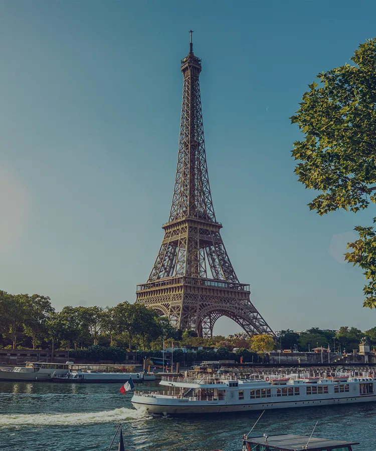 フランスの首都パリは、エッフェル塔やルーヴル美術館、凱旋門など有名な観光スポットが揃う憧れの都市。
セーヌ川クルーズでは、美しい橋や歴史的建造物を水上から眺める優雅なひとときが楽しめ、夜にはライトアップされたパリの街並みがロマンチック。
日帰りで行ける郊外の人気スポットも充実！海に浮かぶ世界文化遺産モン・サン・ミッシェルや、きらびやかな王宮と庭園が広がるヴェルサイユ宮殿は、パリから日帰りツアーで絶対訪れたい人気スポットです。
アンティーク好きには、パリの蚤の市が人気。掘り出し物探しやローカル文化に触れるツアーもパリならでは楽しみ。
日本語ガイド付きのパリ観光や、郊外への日帰りツアー、専用車チャーターで巡るプランも豊富で、行きたい場所や過ごしたい時間にあわせて自由にカスタマイズできるのも魅力。お好みの現地ツアーを予約して、街歩きやカフェめぐりを楽しみながら、パリらしい優雅な時間をお楽しみください。