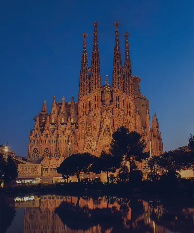 スペイン・カタルーニャ地方の中心都市バルセロナは、ガウディ建築や美しい街並み、美食が楽しめる芸術と文化の街。観光では、世界遺産に登録された未完の傑作サグラダ・ファミリアが代表的な見どころ。日本語ガイド付きの見学ツアーでは、建築の背景や内部構造も詳しく学べます。
色彩豊かなモザイクアートが広がるグエル公園、波打つ外観が特徴のカサ・ミラなど、街中に点在するガウディ作品をめぐるツアーも人気。
バルセロナ郊外には、奇岩の絶景が広がるモンセラート修道院や、ガウディが手がけた静かな祈りの空間コロニア・グエル教会など、日帰りで行ける魅力的なスポットも。
日本語ガイド付きツアーや専用車チャーターを利用すれば、効率よく観光を楽しむことができます。お好みの現地ツアーを予約して、バルセロナの魅力をじっくり味わおう！