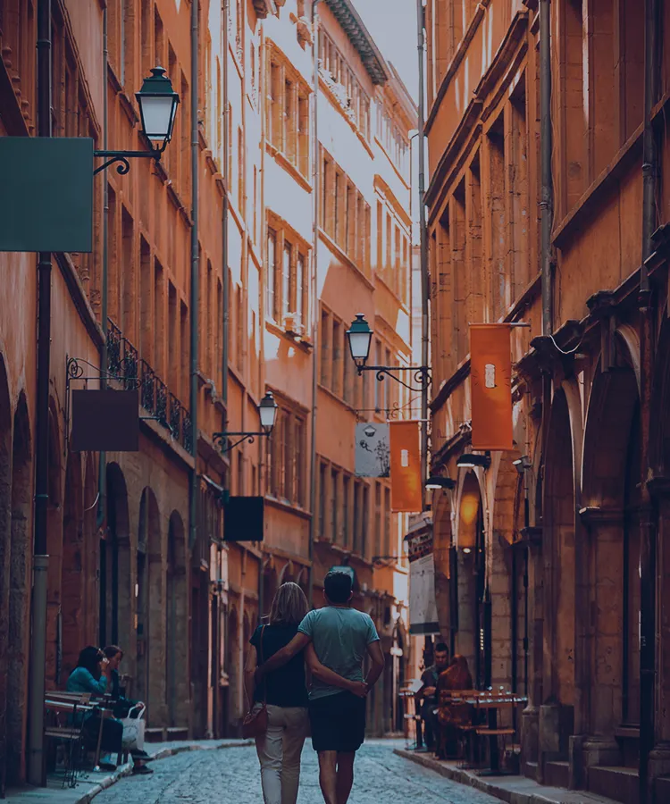 北欧スウェーデンの首都・ストックホルムは、水の都とも呼ばれる美しい街並みと中世の面影が残る旧市街、格式ある建築が魅力の都市。ガムラスタンをはじめとする歴史地区の散策や、ノーベル賞にちなんだ施設の見学など、日本語ガイド付きの市内観光ツアーも充実しています。
中世の雰囲気が魅力の旧市街ガムラスタンは、石畳の路地にカラフルな建物が並ぶストックホルム観光の大定番。ノーベル賞の歴史に触れられるノーベル博物館や、授賞式晩餐会の会場ストックホルム市庁舎など見どころたっぷり。ストックホルム大聖堂や、世界遺産のドロットニングホルム宮殿など、歴史的な建築をめぐる観光ツアーもおすすめです。
日本語ガイド付きの市内観光ツアーや、専用車チャーターも選べて、行き先や滞在時間を自由にアレンジできるのもストックホルム観光の魅力。お好みの現地ツアーを予約して、ストックホルムを楽しもう！