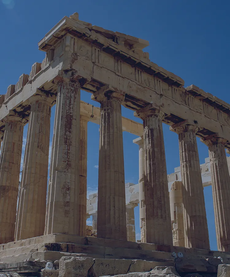 ギリシャの首都アテネは、古代遺跡が魅力の歴史都市。アクロポリスをはじめ、日帰り観光できる絶景スポットや世界遺産が多く、日本語対応の現地ツアーも充実！
アテネ観光の定番は、アクロポリスの丘に建つパルテノン神殿。紀元前の神殿群とともにアテネ市内を一望でき、歴史がわかる日本語ガイドツアーが人気です。
断崖に修道院が建つメテオラは、奇岩が連なる神秘的な景色が魅力。アテネ発の日帰りや1泊2日ツアーがおすすめで、ギリシャ屈指の絶景が楽しめます。
ギリシャ神話の世界を観光するなら、デルフィがおすすめ。世界の中心と信じられた神託の地で、アポロン神殿や古代劇場跡など、神話を巡る観光ツアーが楽しめます。
白い家並みと青いドームが印象的なサントリーニ島は、エーゲ海を望む絶景リゾート。夕日の名所や断崖の街並みが楽しめます。
貸切ツアーや専用車チャーターなら、観光ルートのアレンジも自由。現地ツアーを予約してギリシャ観光を楽しもう！