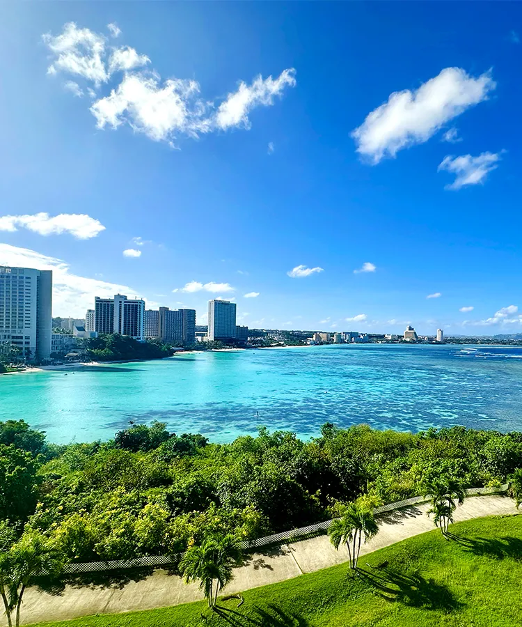 太平洋に浮かぶグアムは、日本から約3.5時間でアクセスできる大人気の海外リゾート。透き通る海と陽射しに包まれたビーチ、買い物やグルメも楽しめる街並みが魅力です。
現地で大人気のグアムオーシャンパークでは、パラセーリングやバナナボートなど、豊富なマリンアクティビティが楽しめ、家族連れやカップルにも大好評！
野生の魚たちが舞う海中トンネルが見どころのフィッシュアイ・マリンパークでは、水中展望塔見学やディナー付きのポリネシアンショーも人気です。
グアム文化に触れるなら、毎週水曜のナイトマーケットで有名なチャモロビレッジがおすすめ。地元グルメや雑貨、ダンスショーも楽しめ、夜のローカルな雰囲気を満喫できます。
高台に立つ定番観光スポット恋人岬（トゥーラバーズ・ポイント）では、美しい海とタモン湾の絶景が広がり、愛を誓う鐘やハート型の鍵も人気です。
現地オプショナルツアーや、行き先のアレンジ自由な日本語ガイド付き貸切チャーターなど、現地ツアーを予約してグアム観光を楽しもう！