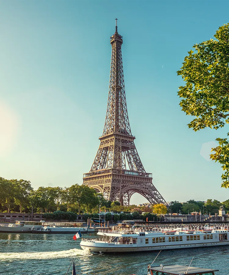フランスの首都パリは、エッフェル塔やルーヴル美術館、凱旋門など有名な観光スポットが揃う憧れの都市。
セーヌ川クルーズでは、美しい橋や歴史的建造物を水上から眺める優雅なひとときが楽しめ、夜にはライトアップされたパリの街並みがロマンチック。
日帰りで行ける郊外の人気スポットも充実！海に浮かぶ世界文化遺産モン・サン・ミッシェルや、きらびやかな王宮と庭園が広がるヴェルサイユ宮殿は、パリから日帰りツアーで絶対訪れたい人気スポットです。
アンティーク好きには、パリの蚤の市が人気。掘り出し物探しやローカル文化に触れるツアーもパリならでは楽しみ。
日本語ガイド付きのパリ観光や、郊外への日帰りツアー、専用車チャーターで巡るプランも豊富で、行きたい場所や過ごしたい時間にあわせて自由にカスタマイズできるのも魅力。お好みの現地ツアーを予約して、街歩きやカフェめぐりを楽しみながら、パリらしい優雅な時間をお楽しみください。