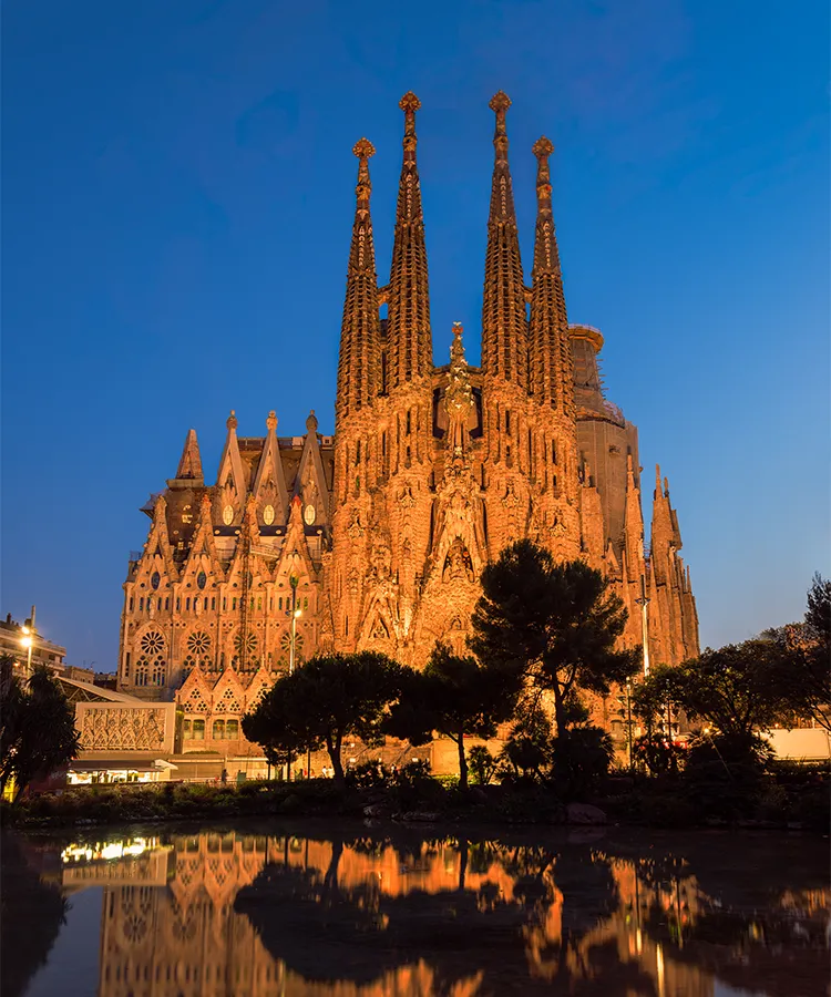 スペイン・カタルーニャ地方の中心都市バルセロナは、ガウディ建築や美しい街並み、美食が楽しめる芸術と文化の街。観光では、世界遺産に登録された未完の傑作サグラダ・ファミリアが代表的な見どころ。日本語ガイド付きの見学ツアーでは、建築の背景や内部構造も詳しく学べます。
色彩豊かなモザイクアートが広がるグエル公園、波打つ外観が特徴のカサ・ミラなど、街中に点在するガウディ作品をめぐるツアーも人気。
バルセロナ郊外には、奇岩の絶景が広がるモンセラート修道院や、ガウディが手がけた静かな祈りの空間コロニア・グエル教会など、日帰りで行ける魅力的なスポットも。
日本語ガイド付きツアーや専用車チャーターを利用すれば、効率よく観光を楽しむことができます。お好みの現地ツアーを予約して、バルセロナの魅力をじっくり味わおう！