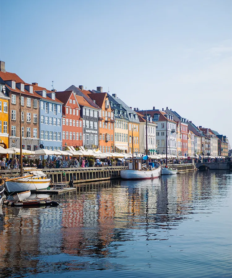 最新流行スポットから穴場のローカルエリアまで<area_name>在住のパートナーと特別な旅をしよう。